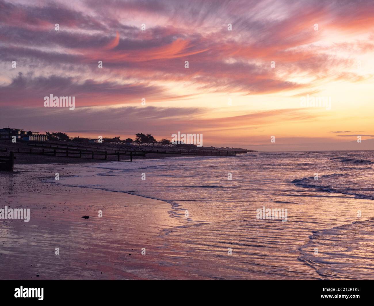 Lever du soleil sur la plage à marée basse Banque D'Images