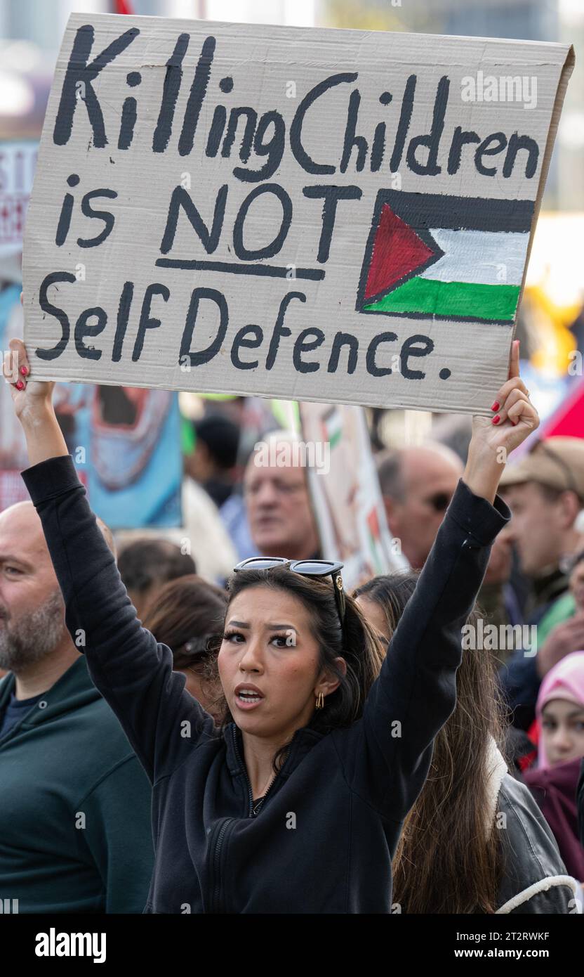 Manifestation devant le siège de la BBC à Salford Quays Manchester. Quelques milliers de personnes se sont rassemblées pour protester contre les droits des Palestiniens et la détérioration croissante de la situation à Gaza. Des manifestations ont lieu dans tout le Royaume-Uni, la Palestine Solidarity Campaign (PSC) indiquant qu'elle s'attend à ce que 200 000 manifestants se joignent à ce qu'elle prétend être la « plus grande marche pour les droits des Palestiniens dans l'histoire britannique » samedi. Photo : garyroberts/worldwidefeatures.com Banque D'Images