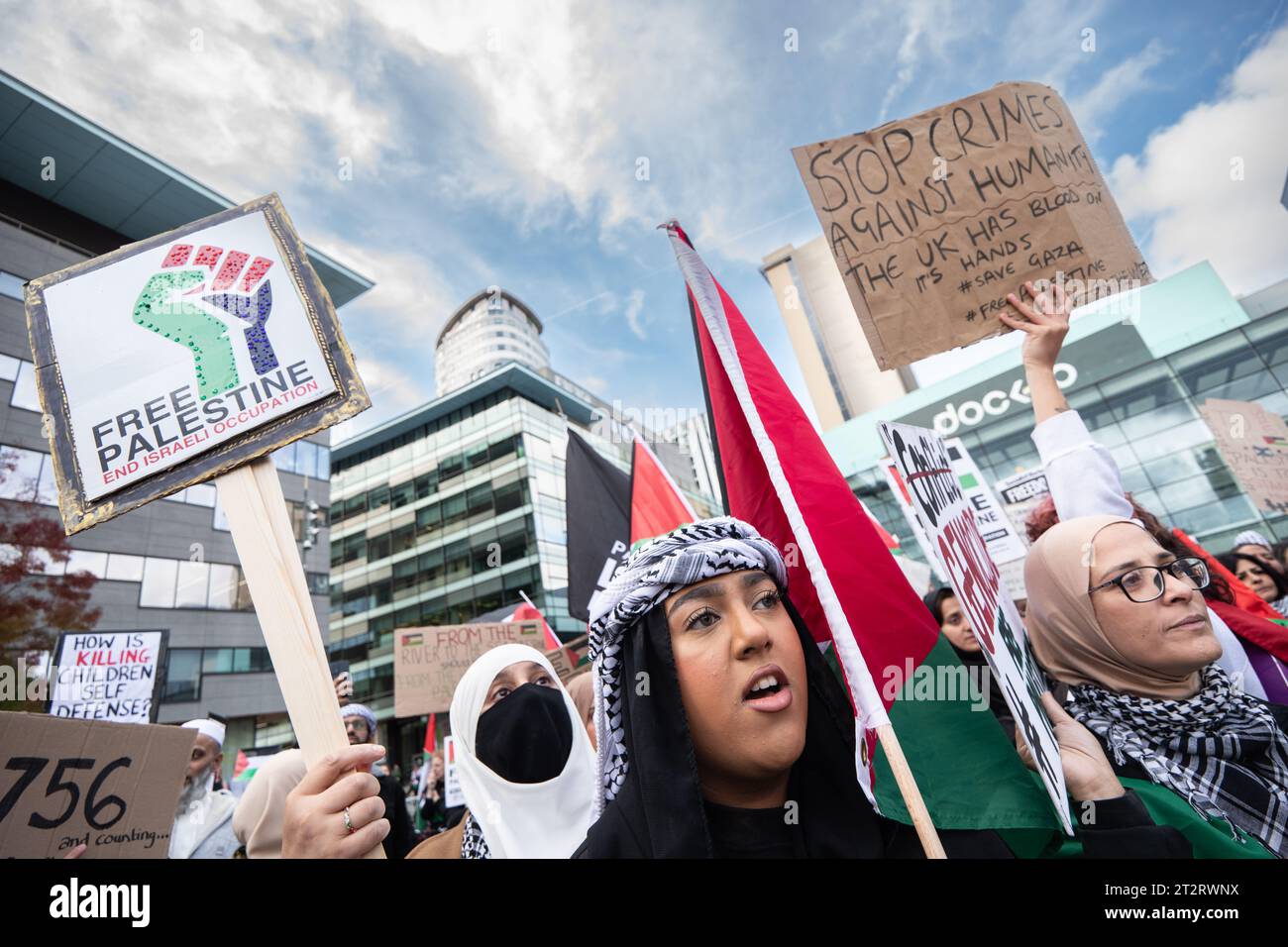 Manifestation devant le siège de la BBC à Salford Quays Manchester. Quelques milliers de personnes se sont rassemblées pour protester contre les droits des Palestiniens et la détérioration croissante de la situation à Gaza. Des manifestations ont lieu dans tout le Royaume-Uni, la Palestine Solidarity Campaign (PSC) indiquant qu'elle s'attend à ce que 200 000 manifestants se joignent à ce qu'elle prétend être la « plus grande marche pour les droits des Palestiniens dans l'histoire britannique » samedi. Photo : garyroberts/worldwidefeatures.com Banque D'Images