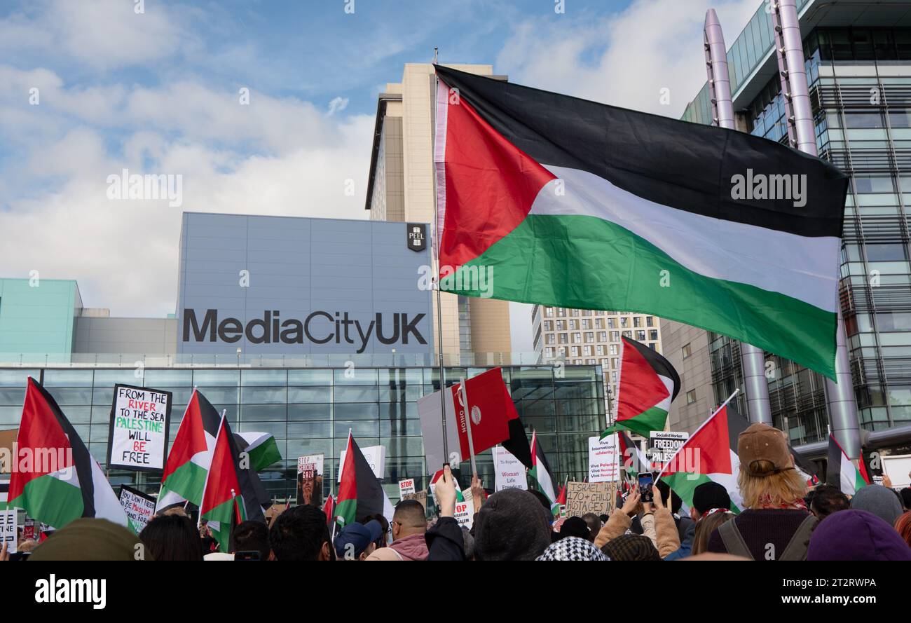 Manifestation devant le siège de la BBC à Salford Quays Manchester. Quelques milliers de personnes se sont rassemblées pour protester contre les droits des Palestiniens et la détérioration croissante de la situation à Gaza. Des manifestations ont lieu dans tout le Royaume-Uni, la Palestine Solidarity Campaign (PSC) indiquant qu'elle s'attend à ce que 200 000 manifestants se joignent à ce qu'elle prétend être la « plus grande marche pour les droits des Palestiniens dans l'histoire britannique » samedi. Photo : garyroberts/worldwidefeatures.com Banque D'Images
