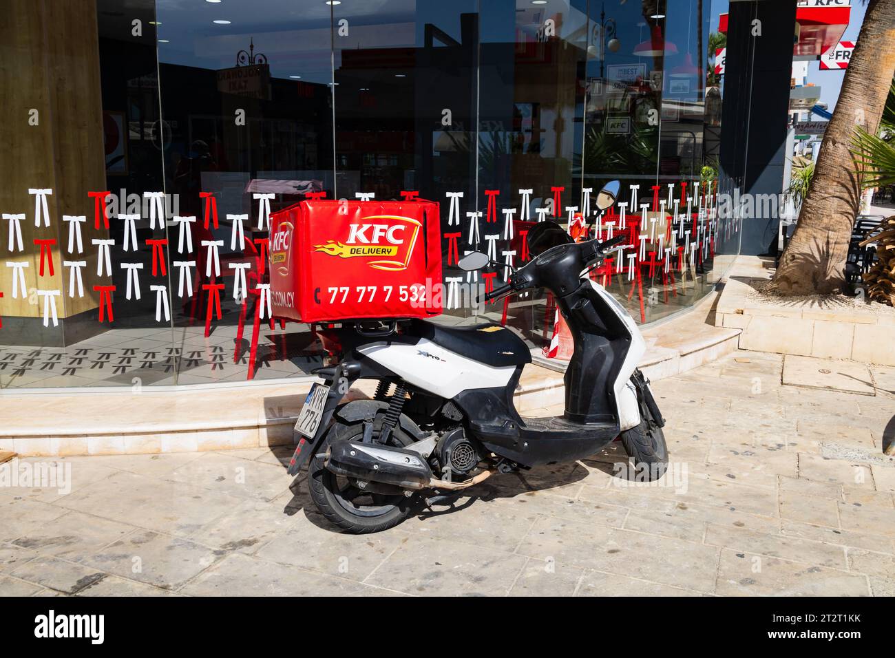 Scooter de livraison KFC, garé devant le restaurant KFC, Larnaca, Chypre Banque D'Images