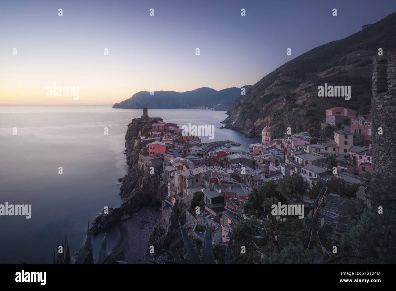 Heure bleue sur le village de Vernazza, vue après le coucher du soleil. Paysage marin dans le parc national des Cinque Terre, région de Ligurie, Italie, Europe. Banque D'Images