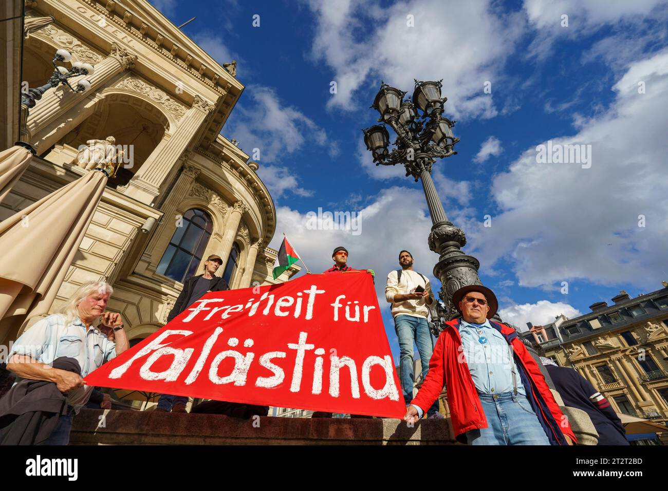 21 octobre 2023, Hesse, Francfort-sur-le-main : les participants au rassemblement réclament la liberté pour la Palestine. Un rassemblement pro-palestinien sous le slogan "paix et justice au Moyen-Orient" a lieu sur Opernplatz. Le tribunal administratif de Francfort a levé l'interdiction de la manifestation anti-israélienne imposée à l'origine par la ville. Photo : Andreas Arnold/dpa Banque D'Images