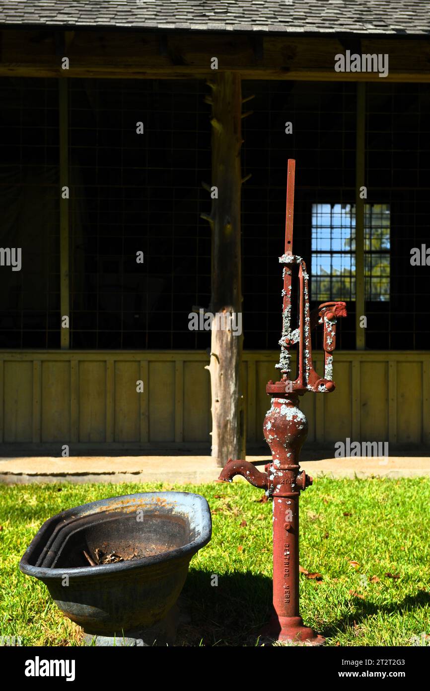 Pompe à eau antique. Banque D'Images