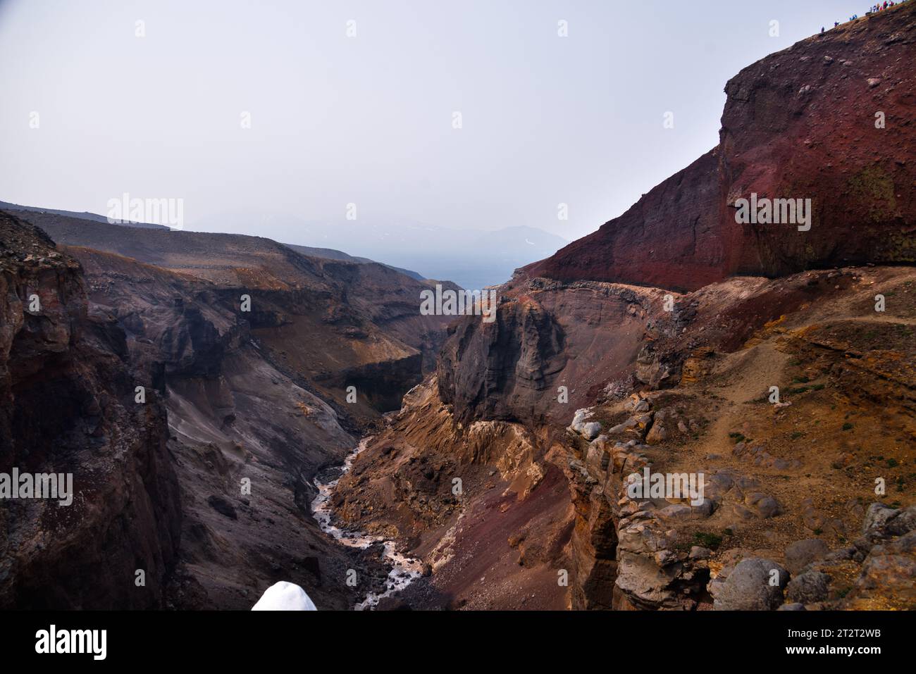 Beau paysage de la péninsule du Kamchatka : vue sur le canyon dangereux (canyon Opasny), cascade pittoresque sur la rivière Vulkannaya sous le M actif Banque D'Images