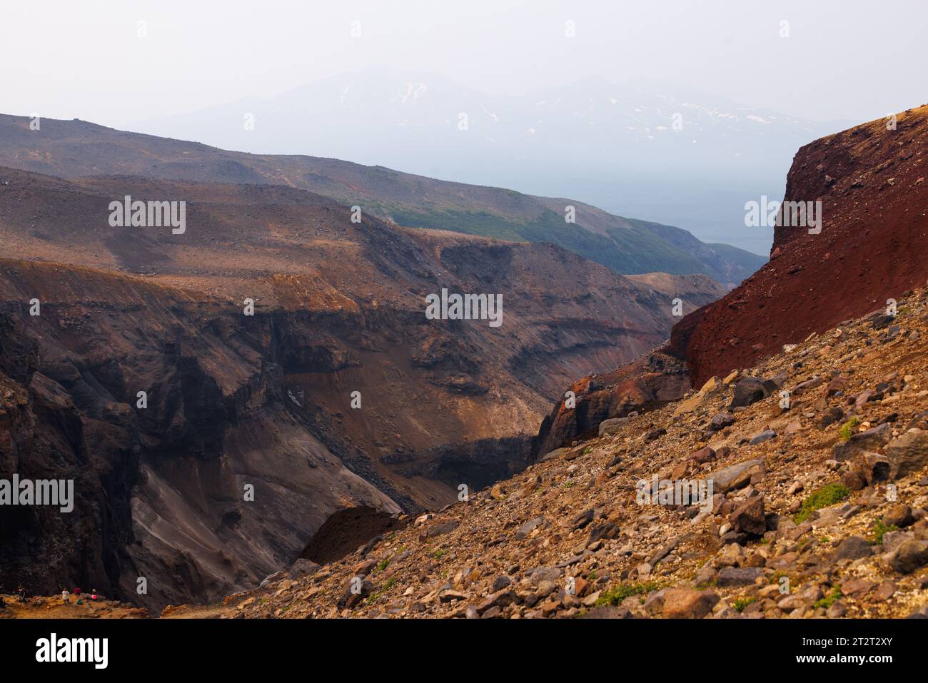 Beau paysage de la péninsule du Kamchatka : vue sur le canyon dangereux (canyon Opasny), cascade pittoresque sur la rivière Vulkannaya sous le M actif Banque D'Images