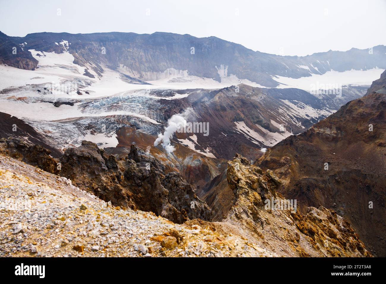 Magnifique paysage de montagne, cratère de volcan actif: Fumarale et source chaude, activité géothermique gaz-vapeur, plaine de lave. Paysage volcanique incroyable Banque D'Images