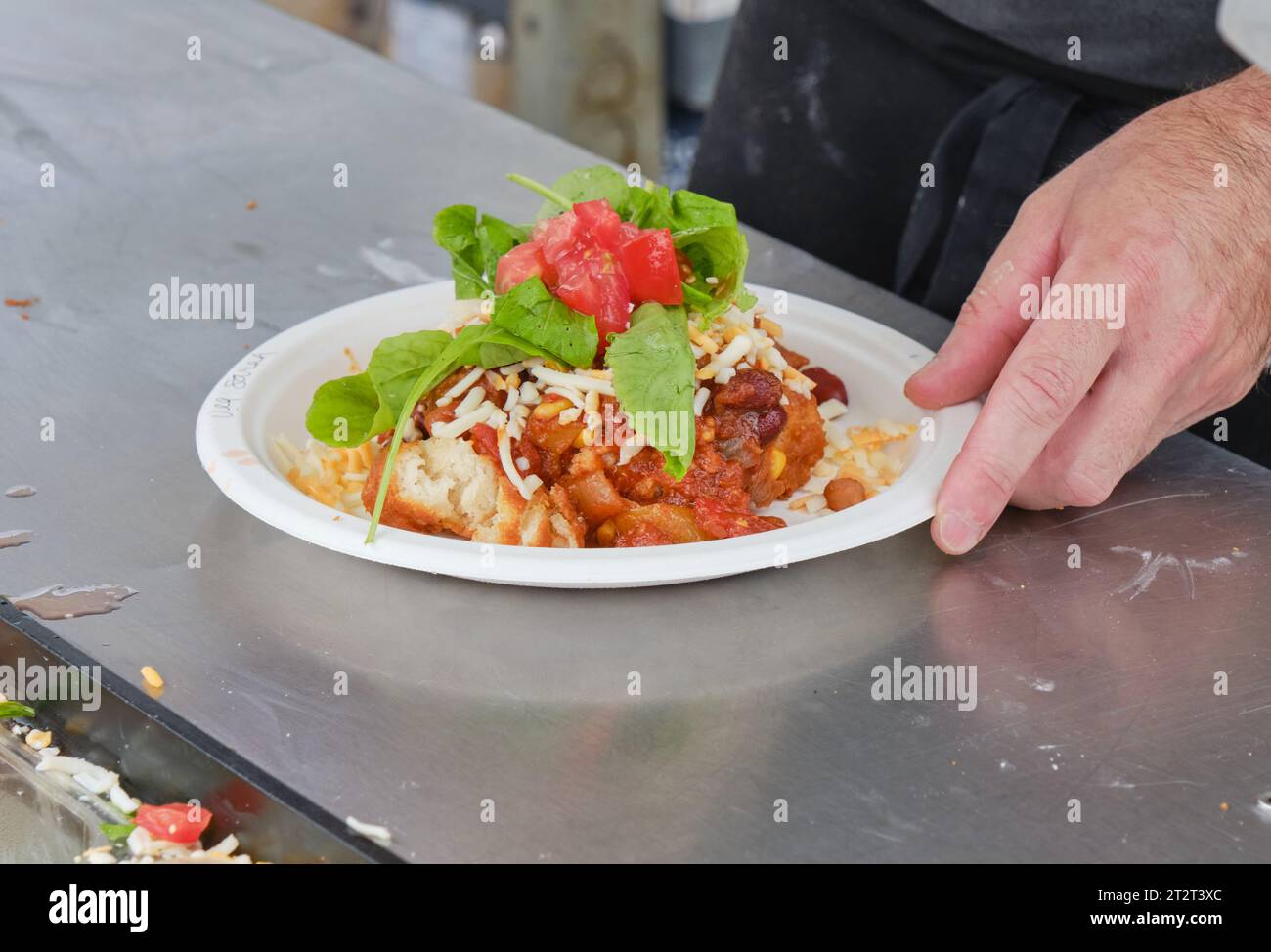 « Indian Taco » du Pow Wow Cafe, cuisine indigène de Chili sur bannock frit servie à Halifax Banque D'Images
