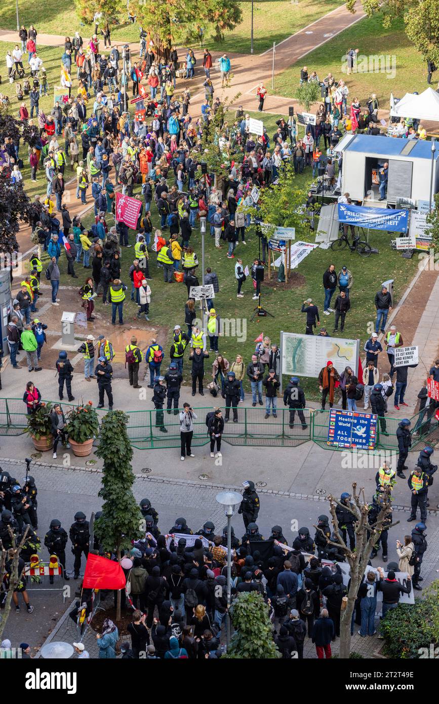 Weil am Rhein, Allemagne. 21 octobre 2023. Les policiers séparent les contre-manifestants (bord inférieur de l'image) d'une manifestation intitulée 'Demo pour la paix, la liberté et la souveraineté' dans le parc du Rhin à Weil am Rhein. Selon la police, il était difficile d'assigner les participants au rassemblement à un spectre spécifique. Entre autres, un politicien de l'AfD avait également prononcé un discours. Selon la police, les participants à la contre-manifestation viendraient du spectre de gauche. Crédit : Philipp von Ditfurth/dpa/Alamy Live News Banque D'Images