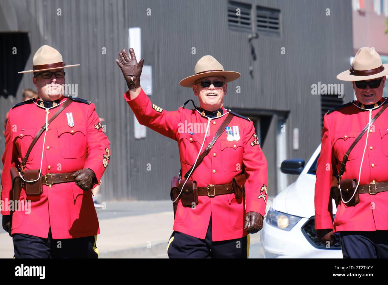 les gendarmes canadiens en parade en agitant la main Banque D'Images