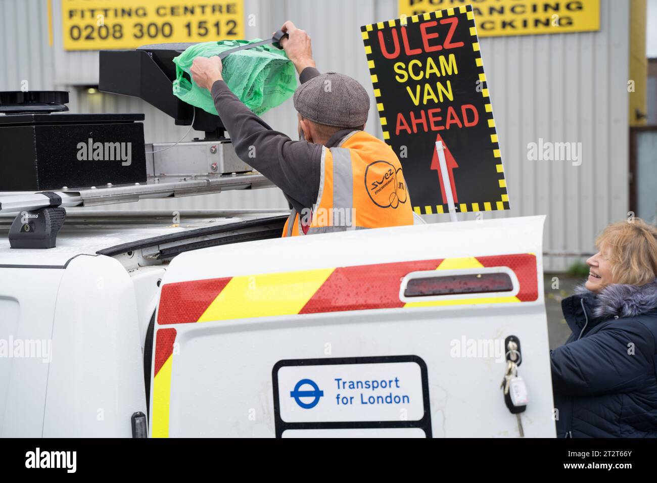 Greater London UK. 21 octobre 2023. L'exploitation de la fourgonnette mobile ULEZ près de Sidcup a été mise hors service en raison d'un pare-brise endommagé. L'ingénieur de récupération a recouvert la caméra mobile ULEZ d'un sac en plastique avant qu'elle ne soit remorquée loin de la scène par un véhicule de récupération . Crédit : glosszoom/Alamy Live News Banque D'Images