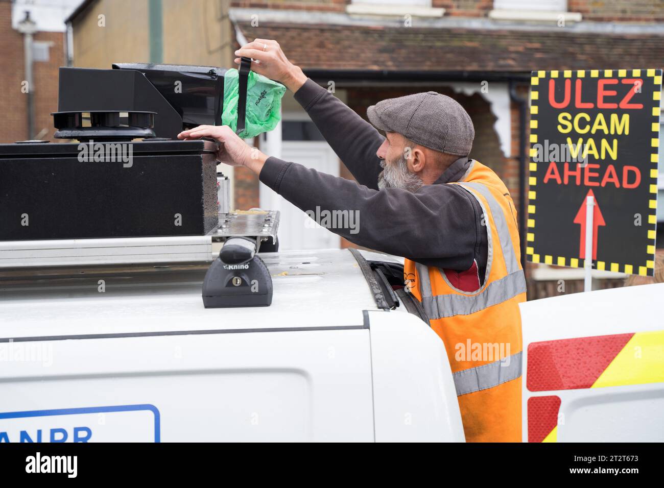 Greater London UK. 21 octobre 2023. L'exploitation de la fourgonnette mobile ULEZ près de Sidcup a été mise hors service en raison d'un pare-brise endommagé. L'ingénieur de récupération a recouvert la caméra mobile ULEZ d'un sac en plastique avant qu'elle ne soit remorquée loin de la scène par un véhicule de récupération . Crédit : glosszoom/Alamy Live News Banque D'Images