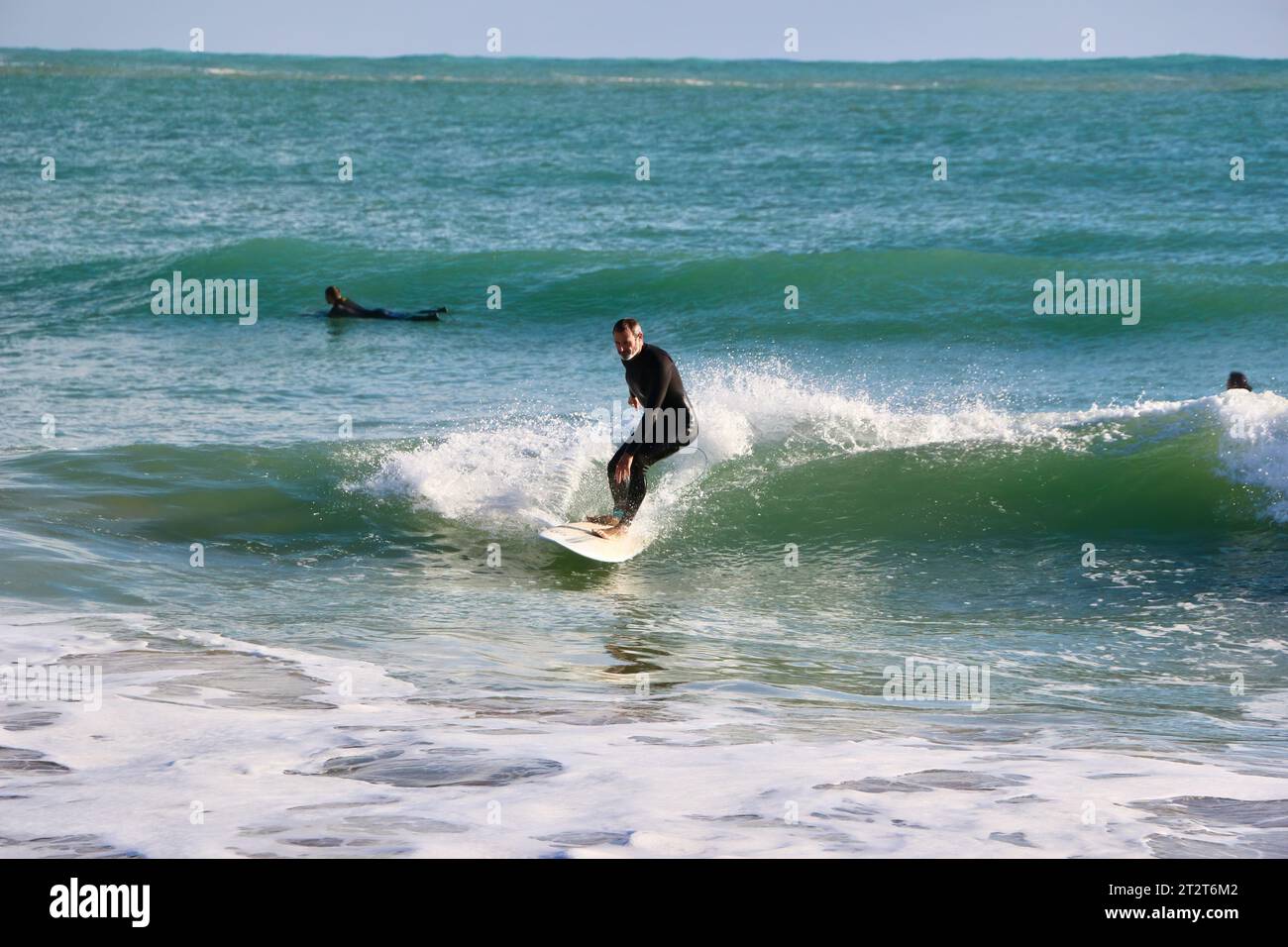 Un surfeur sur un matin ensoleillé d'octobre avec des vagues de 10 pieds Sardinero Santander Cantabria Espagne Banque D'Images