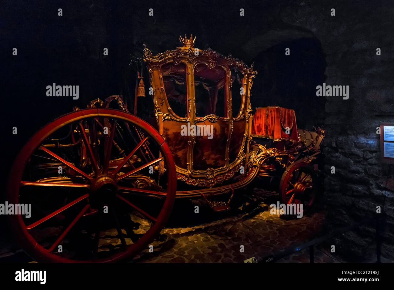 STOCKHOLM, SUÈDE - 28 JUIN 2016 : il s'agit d'un autocar royal dans la salle des voitures royales de l'Armurerie (Livrustkammaren) au Palais Royal. Banque D'Images