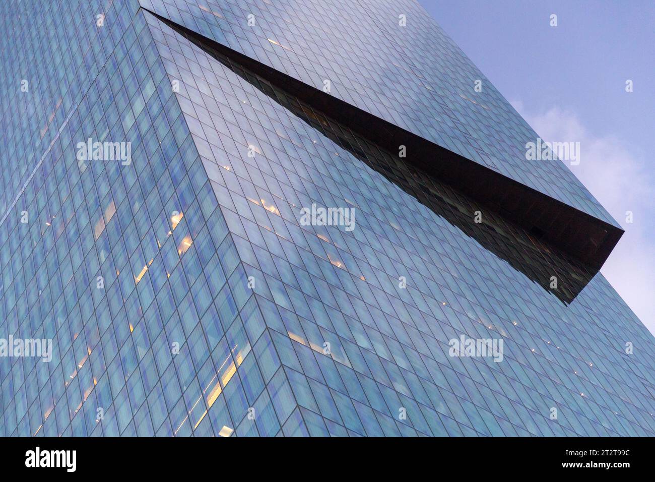 Motif de détail de façade de bâtiment avec des couches de fenêtres, détail urbain moderne avec une perspective Banque D'Images