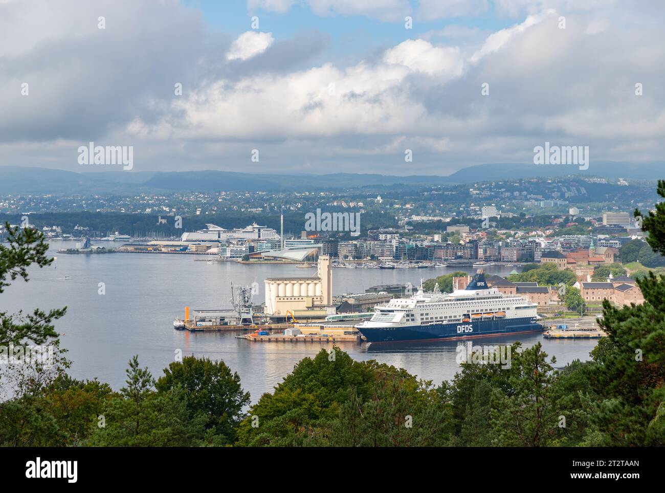 Une photo d'Oslo et de l'Inner Oslofjord, avec une croisière DFDS au port d'Oslo. Banque D'Images