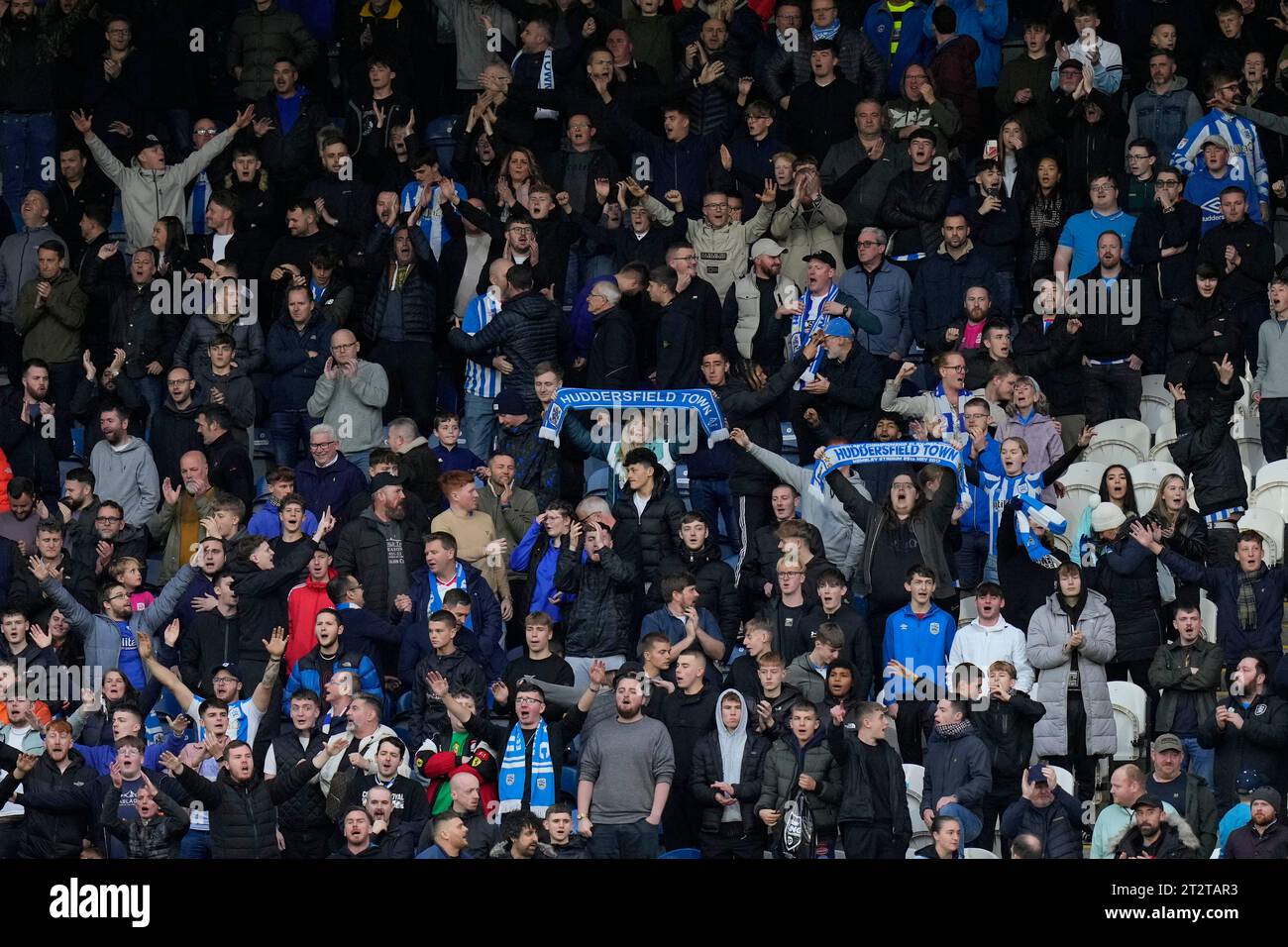 Huddersfield, Royaume-Uni. 31 août 2023. Les fans de Huddersfield Town encouragent de leur côté à célébrer la victoire au coup de sifflet final lors du match du championnat Sky Bet Huddersfield Town vs Queens Park Rangers au John Smith's Stadium, Huddersfield, Royaume-Uni, le 21 octobre 2023 (photo de Steve Flynn/News Images) à Huddersfield, Royaume-Uni le 8/31/2023. (Photo Steve Flynn/News Images/Sipa USA) crédit : SIPA USA/Alamy Live News Banque D'Images