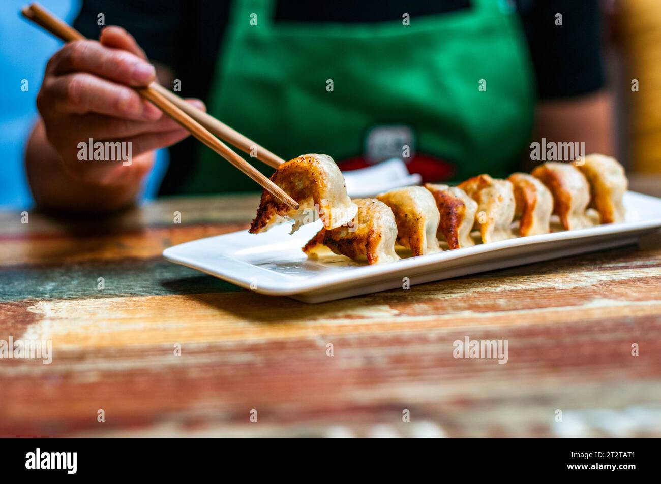 Pot sticker boulettes sur une assiette dans un restaurant à Shanghai, en Chine. Banque D'Images