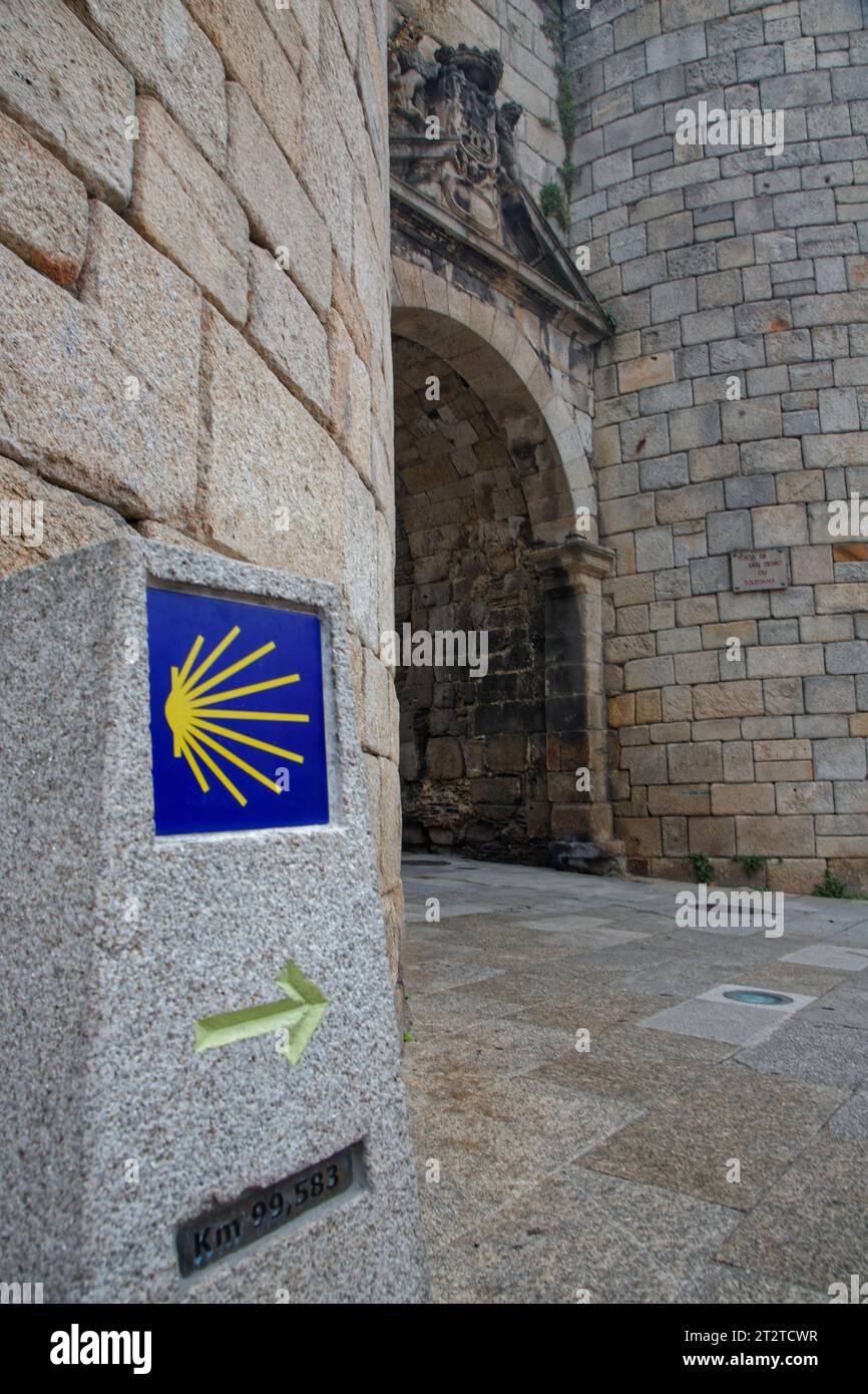 LUGO, le 4 octobre 2023 : Une borne de mille sur le chemin de Saint-Jacques-de-Compostelle à l'entrée de la vieille ville de Lugo Banque D'Images