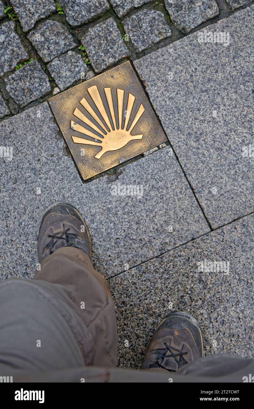 LUGO, le 4 octobre 2023 : Une plaque au sol indique que Lugo est sur la route de Santiago avec les chaussures de marche d'un pèlerin Banque D'Images