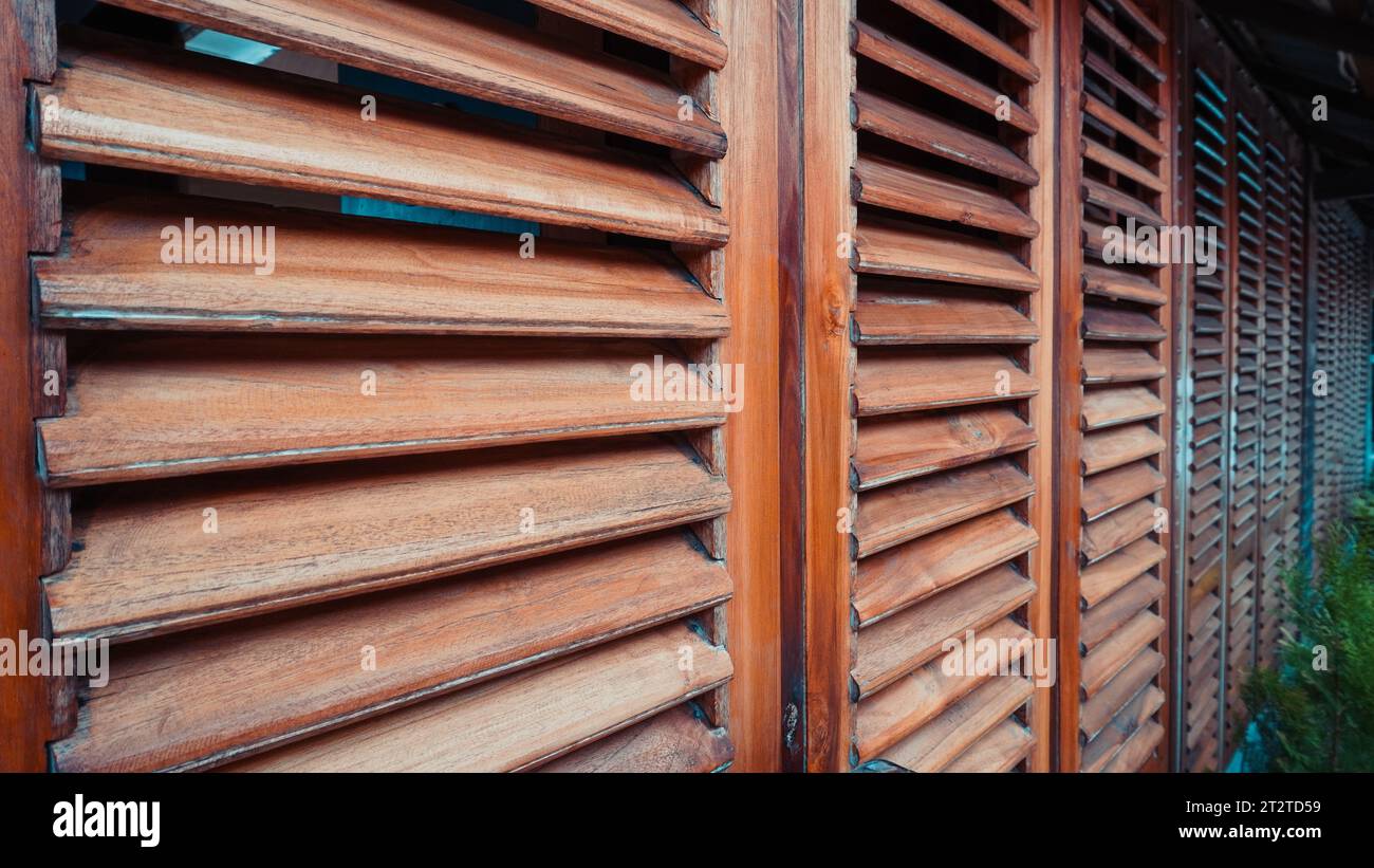 Découvrez la beauté des fenêtres en bois traditionnelles avec une excellente ventilation pour votre maison ou votre entreprise Banque D'Images