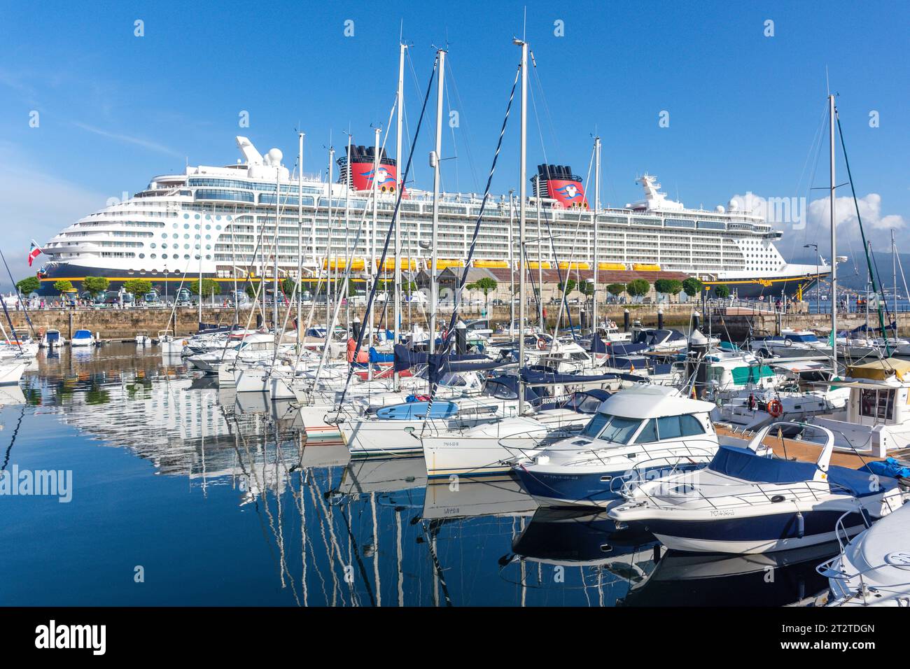 Puerto deportivo de Vigo (marina) et Disney Dream Cruise ship, Puerto de Vigo, Vigo, province de Pontevedra, Galice, Royaume d'Espagne Banque D'Images