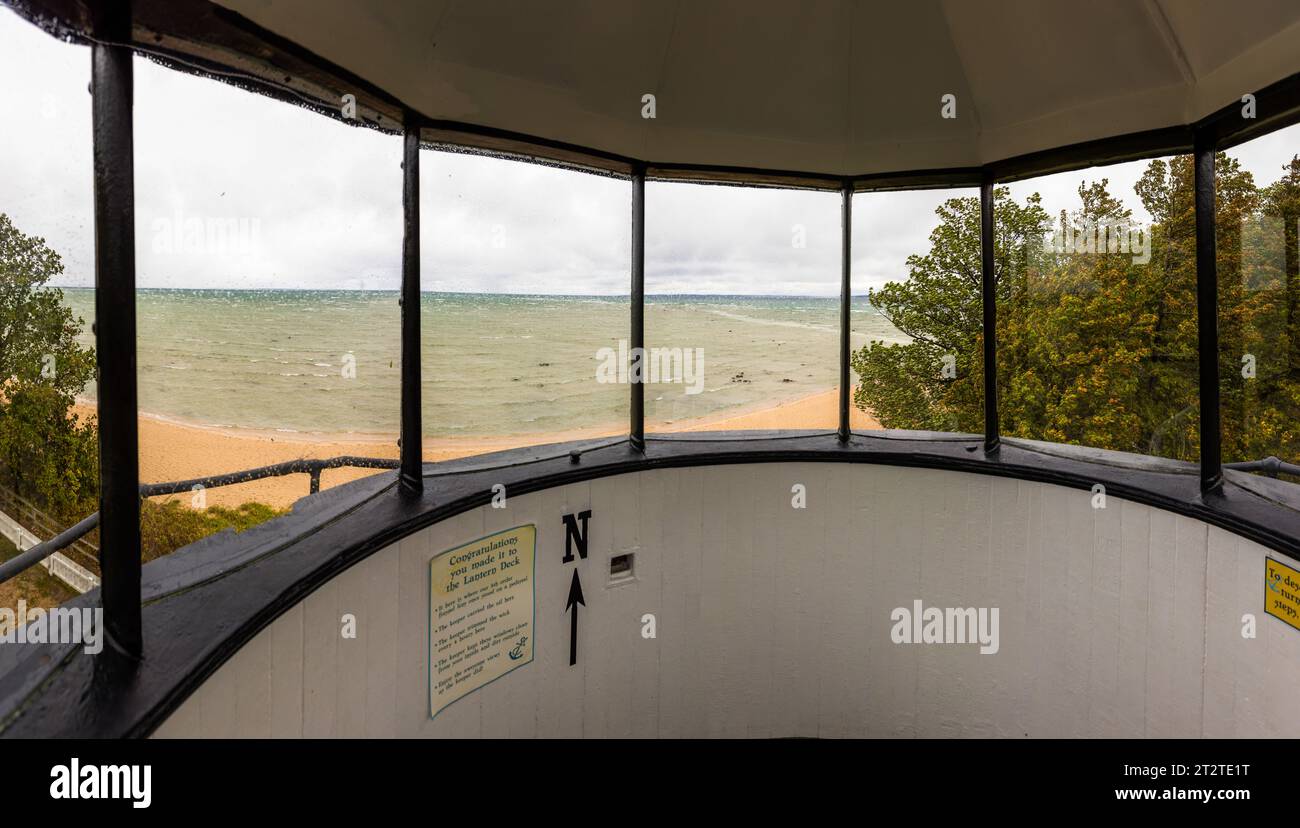 La vue panoramique depuis la lanterne du phare de Mission Point s’étend sur une plage de sable de la baie de Grand Traverse, péninsule d’Old Mission, Traverse City, Peninsula Township, Michigan, États-Unis. Les visiteurs atteignent ce point de vue en gravissant l’escalier en colimaçon jusqu’au sommet du phare de 1870. Banque D'Images