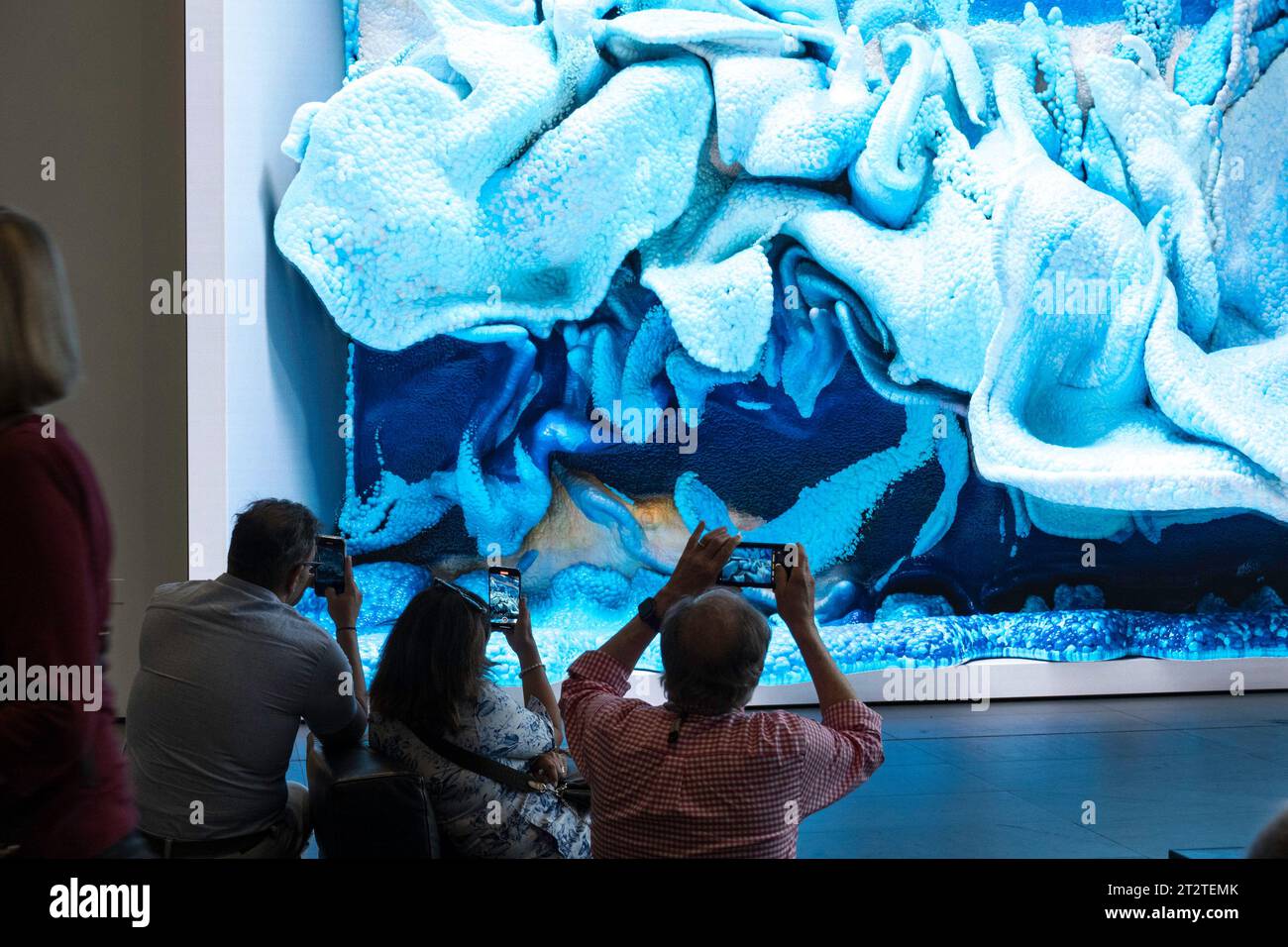 L'œuvre d'art numérique de Refik Anadol, « sans surveillance », est une installation multimédia d'intelligence artificielle ajouter le Musée d'art moderne, 2023, NYC, Etats-Unis Banque D'Images