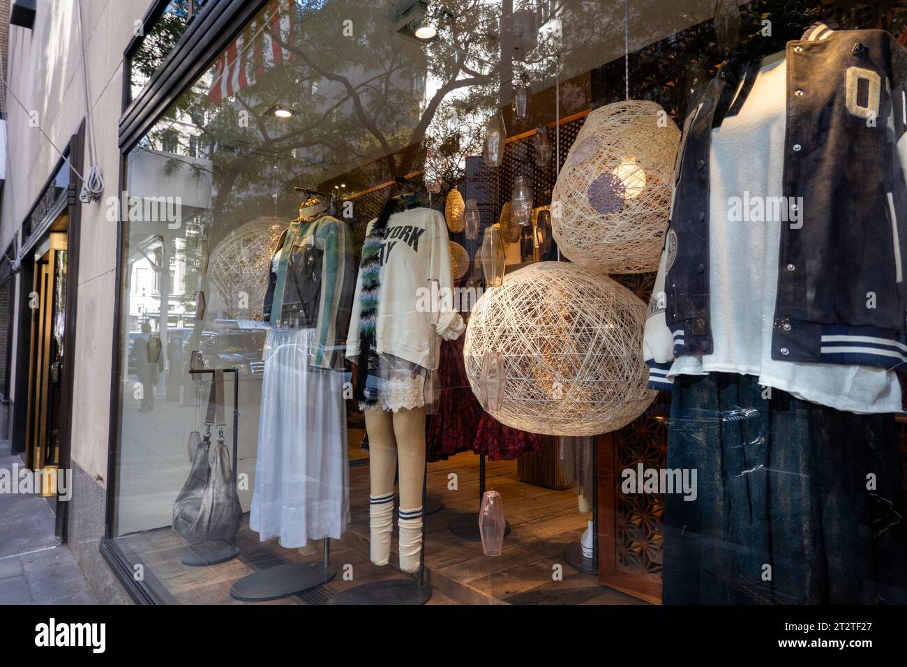 Free People chaîne de vêtements a un magasin dans Rockefeller Center, New York City, USA 2023 Banque D'Images