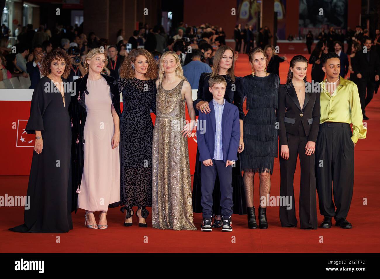 Rome, Italie - 19 octobre 2023 : (G-D) Valeria Golino, Valeria Bruni Tedeschi, Ginevra Elkann, Alba Rohrwacher, un invité, Ilaria Bernardini, Chiara Barzini, Sofia Panizzi et Cosimo Longo assistent à un tapis rouge pour le film 'te l'Avevo Detto' et 'la zone d'intérêt' lors du 18e Festival du film de Rome. Crédit : Gennaro Leonardi/Alamy Live News Banque D'Images