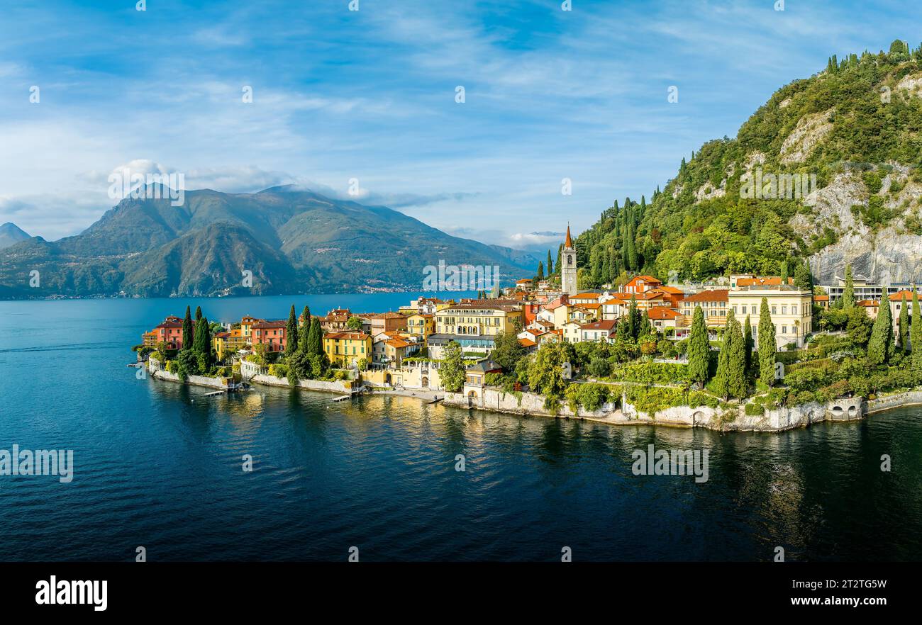 Paysage avec la ville de Varenna dans la région du lac de Côme, Italie Banque D'Images