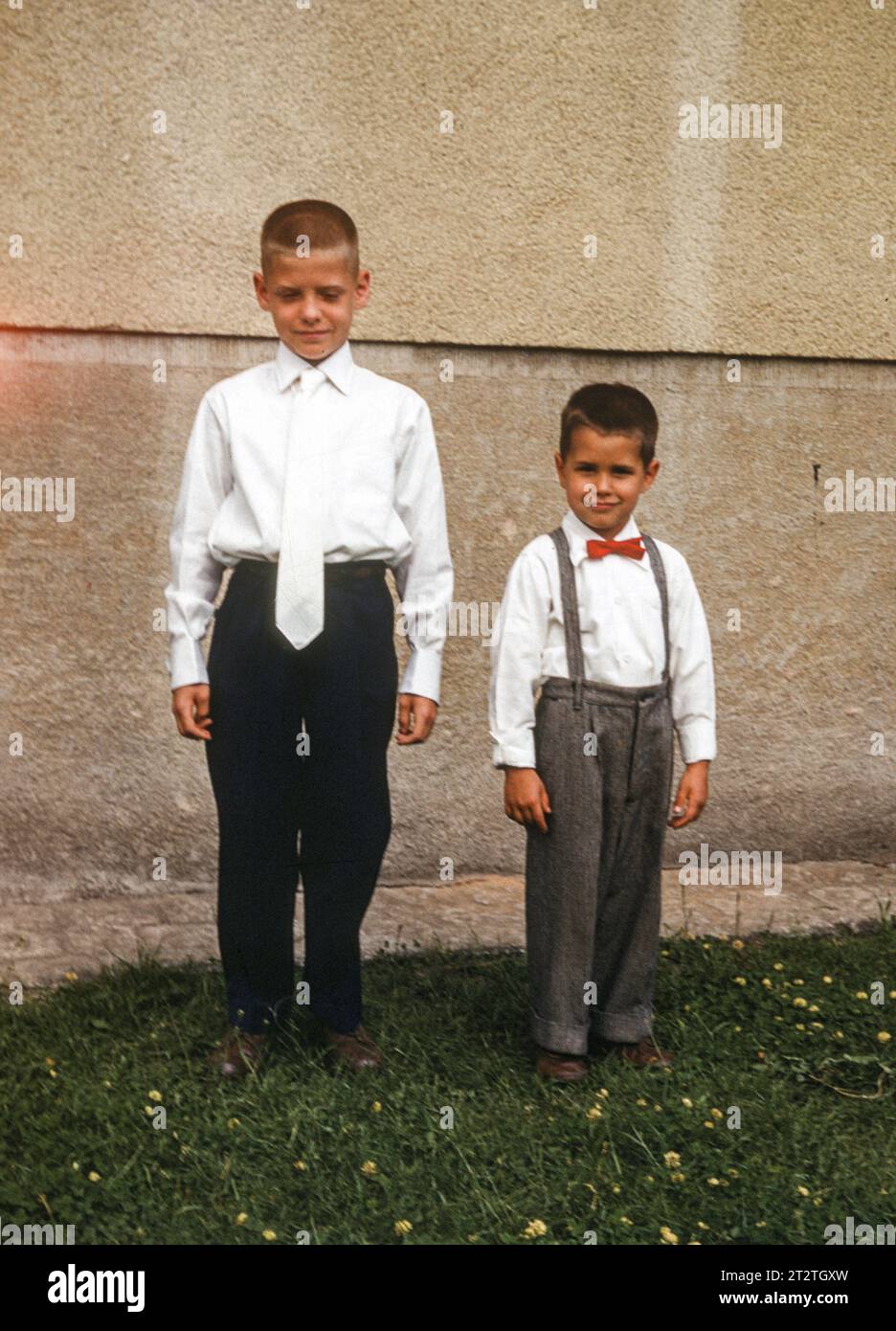 À la première communion le frère aîné, USA, 1956 Banque D'Images