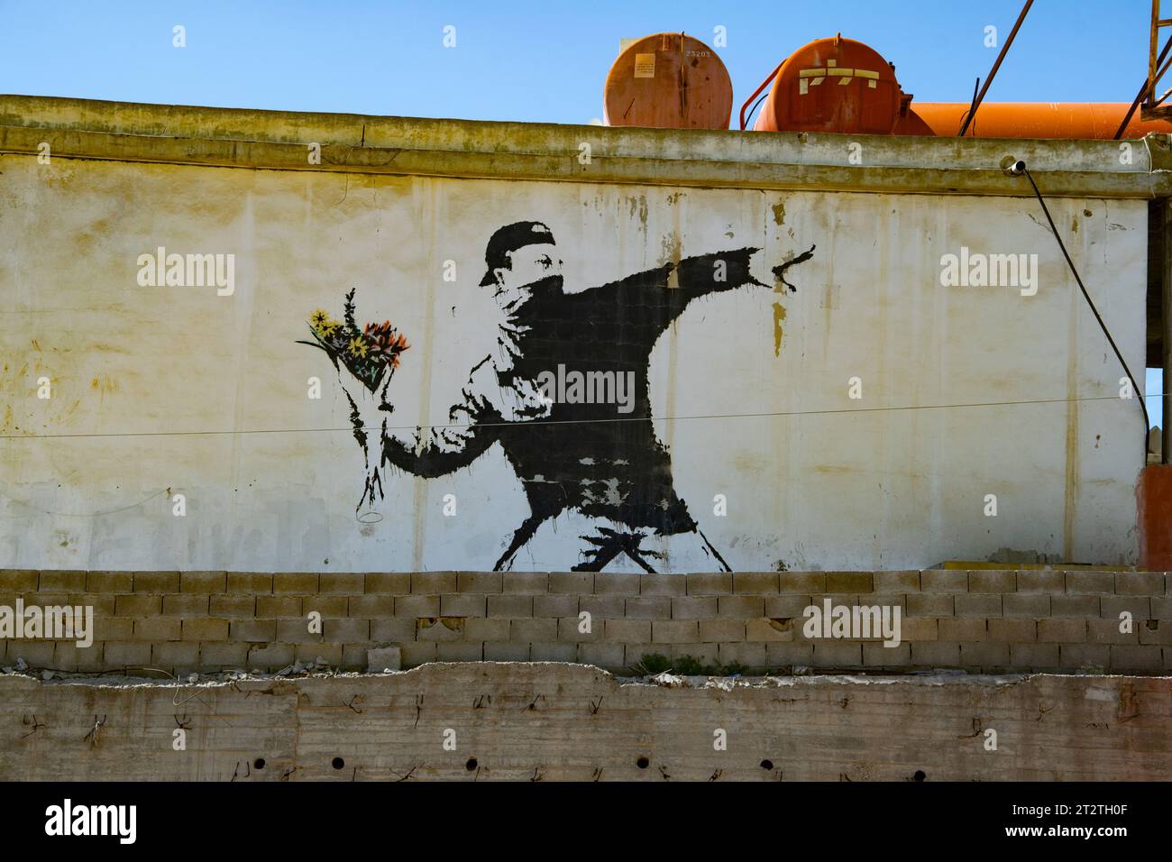 La célèbre murale de Banksy 'rage, le lanceur de fleurs (l'amour est dans l'air)' qui est peinte sur un lave-auto dans une banlieue de Betlehem (Palestine Banque D'Images