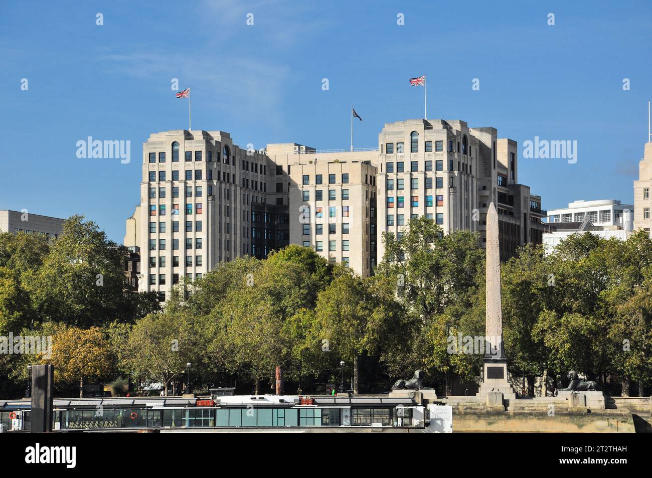 Cleopatra's Needle et le bâtiment Adelphi sur la rive nord de la Tamise, Londres, Angleterre, Royaume-Uni Banque D'Images