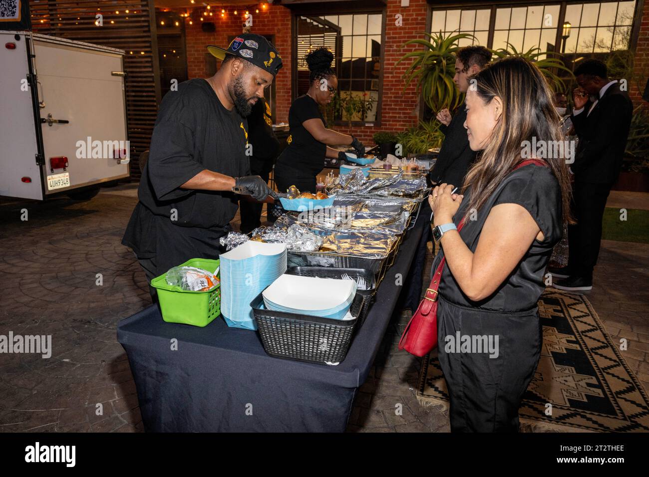 Los Angeles, États-Unis. 20 octobre 2023. Vendeurs au 9e Festival annuel Real to Reel Global Youth film Festival au Beehive, Los Angeles, CA 20 octobre 2023 Credit : Eugene Powers/Alamy Live News Banque D'Images