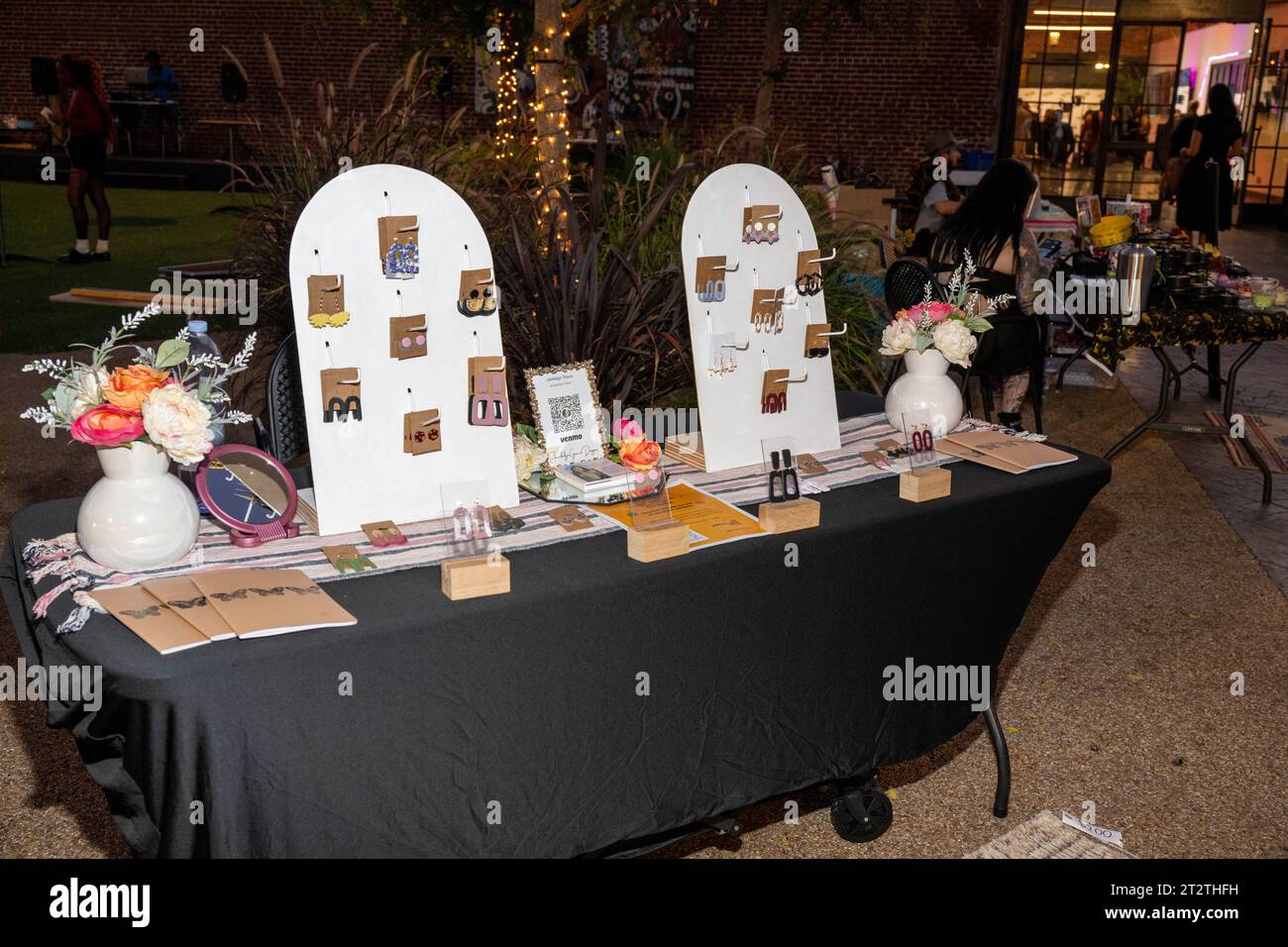 Los Angeles, États-Unis. 20 octobre 2023. Vendeurs au 9e Festival annuel Real to Reel Global Youth film Festival au Beehive, Los Angeles, CA 20 octobre 2023 Credit : Eugene Powers/Alamy Live News Banque D'Images