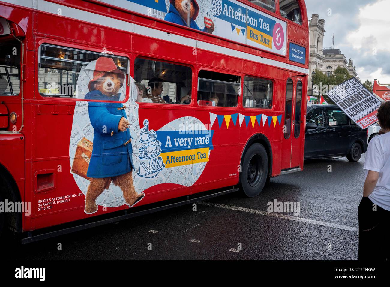 Un bus avec une publicité Paddington Bear passe devant des manifestants pro-palestiniens marchant dans le centre de Londres pour la deuxième semaine consécutive après les attaques du Hamas contre Israël, le 21 octobre 2023, à Londres, en Angleterre. La police du met a estimé que 100 000 000 personnes ont participé à la manifestation dans la capitale, le deuxième événement de masse de ce type en une semaine. Banque D'Images