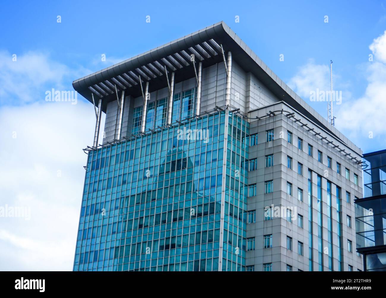 un gratte-ciel incroyablement moderne avec une sensation futuriste et un beau reflet bleu du ciel Banque D'Images