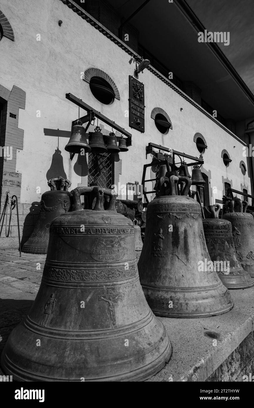 La Fonderie pontificale de cloches Marinelli est une entreprise métallurgique italienne familiale, basée à Agnone, spécialisée dans la coulée de cloches. Banque D'Images