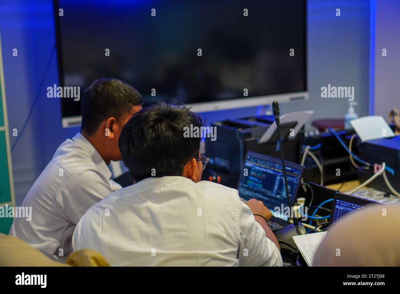 Effort d'équipe : développeurs de logiciels collaborant sur le projet dans le bureau Banque D'Images