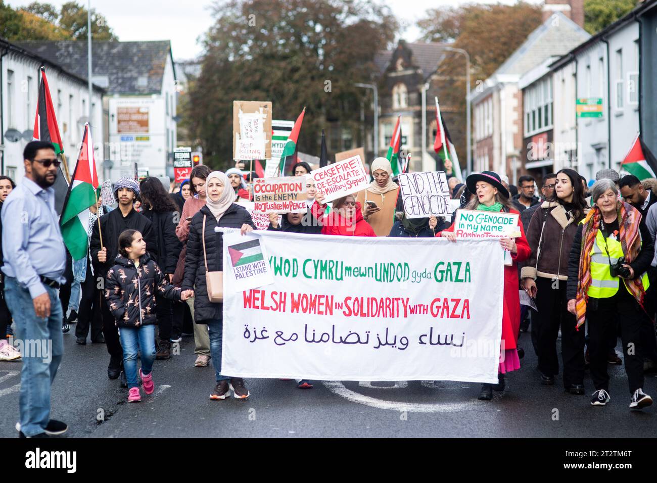 CARDIFF, PAYS DE GALLES. 21 octobre 2023. Les manifestants défilent de l'hôtel de ville de Cardiff au Senedd en solidarité avec Gaza et la Palestine en raison du soutien récent du gouvernement britannique à Israël. Banque D'Images