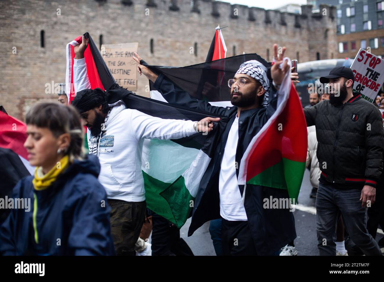 CARDIFF, PAYS DE GALLES. 21 octobre 2023. Les manifestants défilent de l'hôtel de ville de Cardiff au Senedd en solidarité avec Gaza et la Palestine en raison du soutien récent du gouvernement britannique à Israël. Banque D'Images