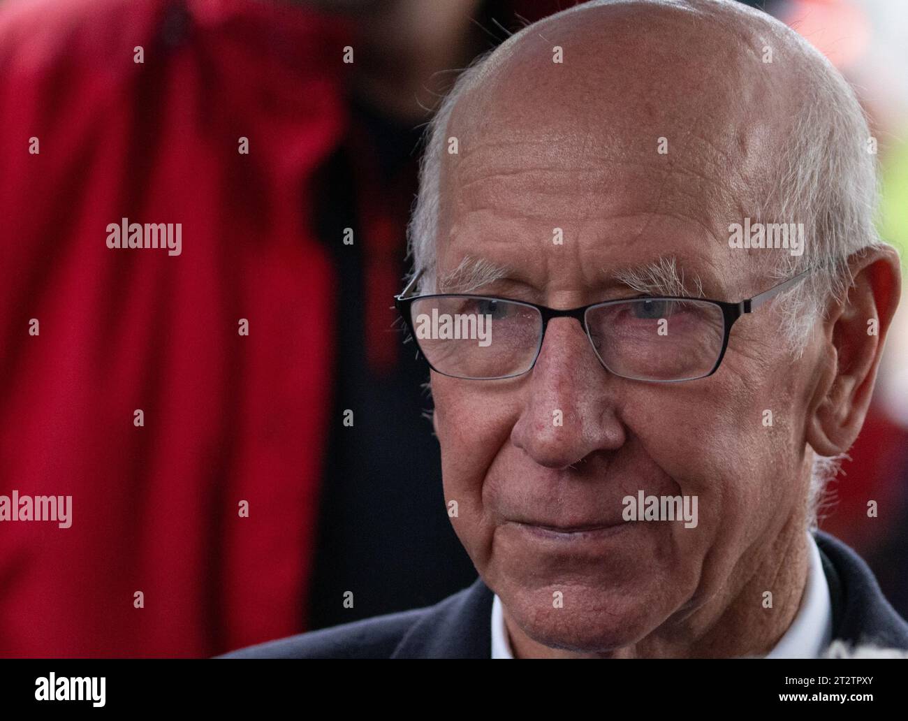 BOBBY CHARLTON MANCHESTER UNITED ET ANGLETERRE LÉGENDE DU FOOTBALL. Le 1 octobre 2016 (10 jours avant son 80e anniversaire), Bobby est venu sous la pluie battante pour dévoiler la plaque Duncan Edwards au Priory Park Dudley. Il était très aimable de sortir une deuxième fois pour rencontrer des fans et signer des autographes. Banque D'Images