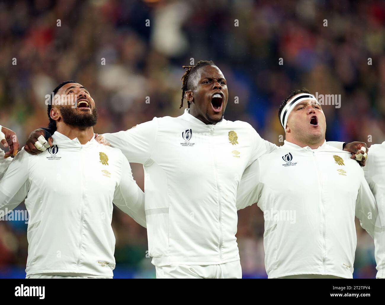 Les Anglais Manu Tuilagi, Maro Itoje et Jamie George chantent leur hymne national avant la demi-finale de la coupe du monde de rugby 2023 au Stade de France, Saint-Denis. Date de la photo : Vendredi 21 octobre 2023. Banque D'Images
