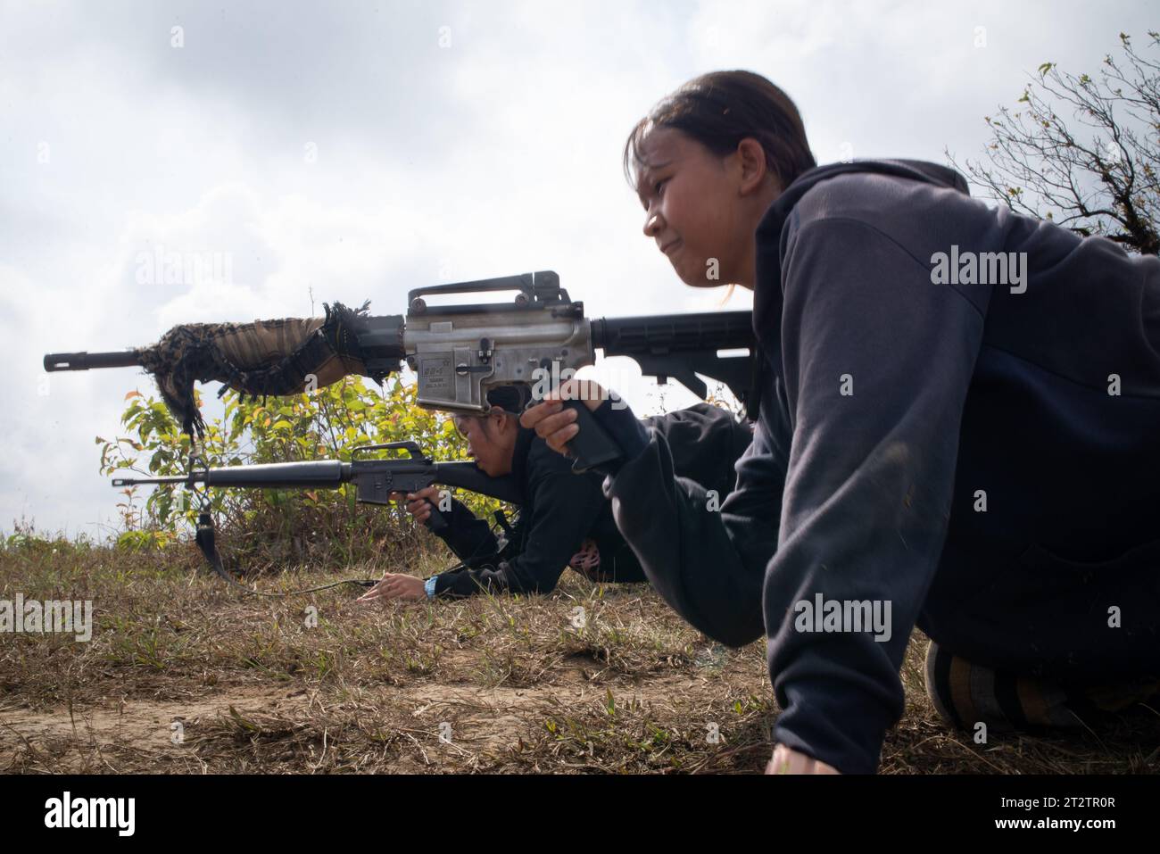 Deux femmes de service du bataillon No.902 de la Force de défense populaire de Naypyidaw (région centrale) ont vu s'entraîner avec leurs fusils lors d'un entraînement militaire. Le bataillon No.902 des Forces de défense populaires de Naypyidaw (région centrale) effectue son entraînement quotidien dans un camp militaire temporaire de l'État de Karenni. Banque D'Images