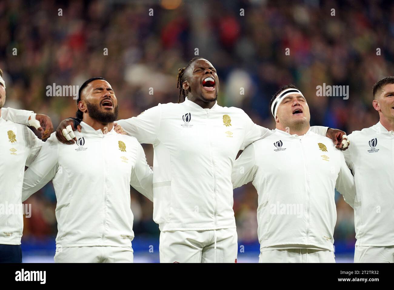 Les Anglais Manu Tuilagi, Maro Itoje et Jamie George chantent leur hymne national avant la demi-finale de la coupe du monde de rugby 2023 au Stade de France, Saint-Denis. Date de la photo : Vendredi 21 octobre 2023. Banque D'Images