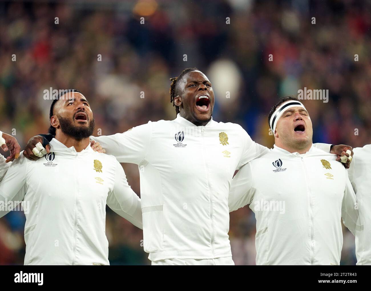 Les Anglais Manu Tuilagi, Maro Itoje et Jamie George chantent leur hymne national avant la demi-finale de la coupe du monde de rugby 2023 au Stade de France, Saint-Denis. Date de la photo : Vendredi 21 octobre 2023. Banque D'Images