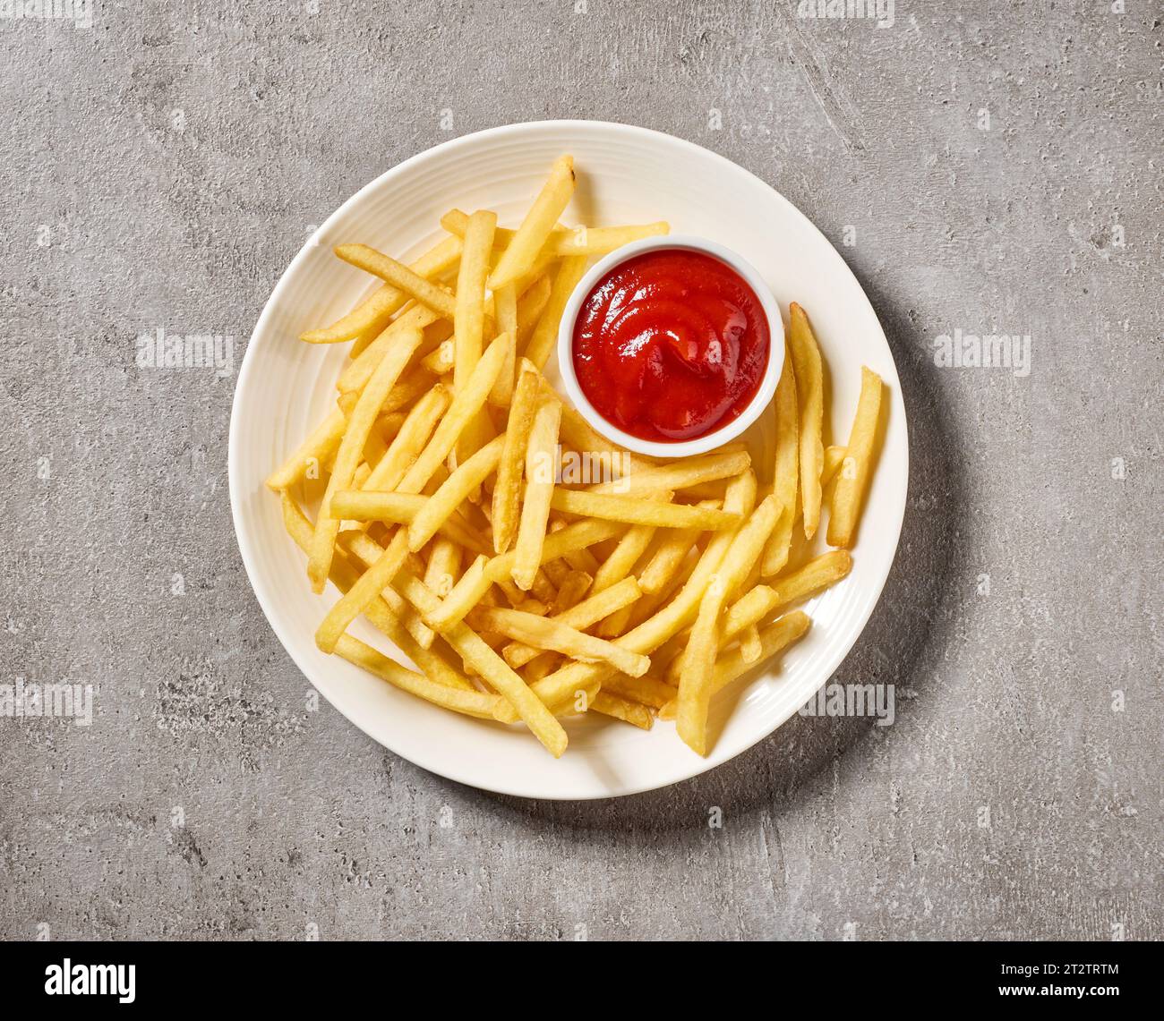 frites et ketchup sur la table de cuisine grise, vue de dessus Banque D'Images