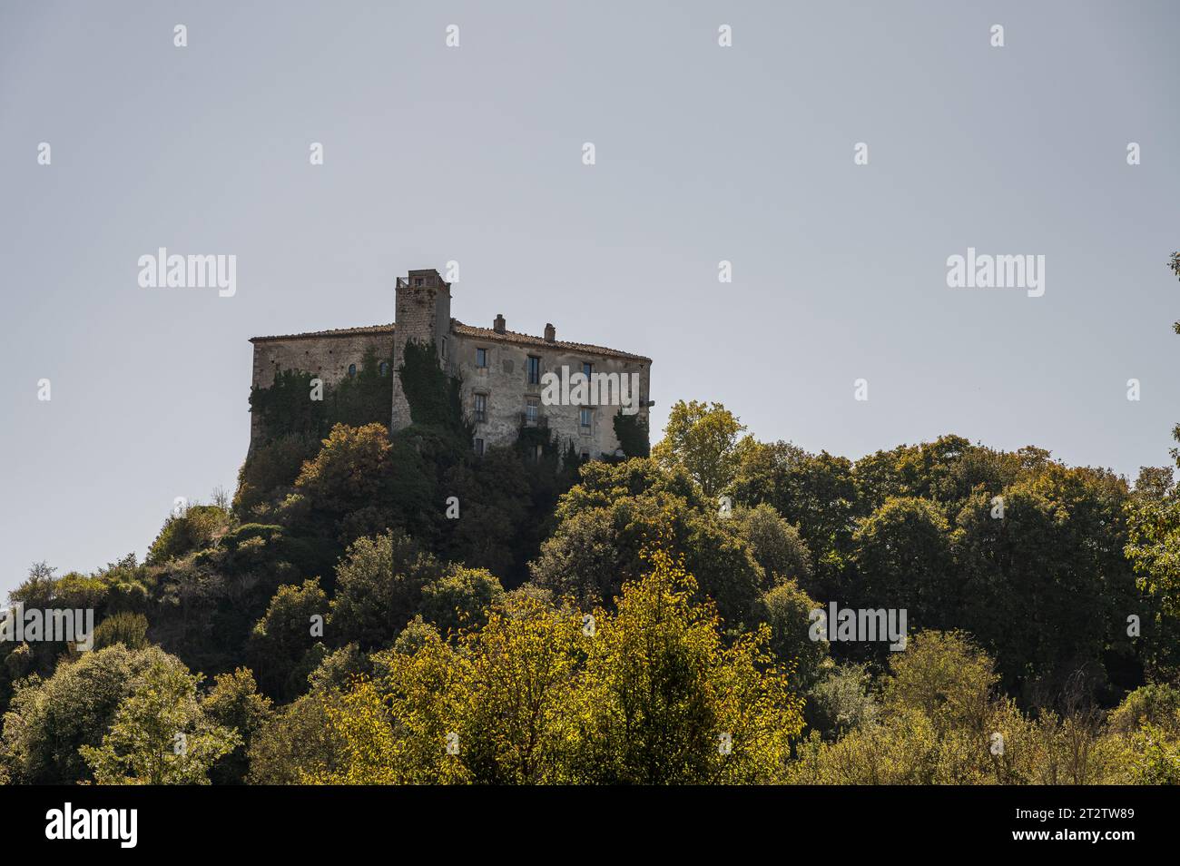 Le château d'Alessandro est une structure fortifiée dans la municipalité de Pescolanciano. Le château a été construit sur l'éperon rocheux (peschio) qui surplombe Banque D'Images