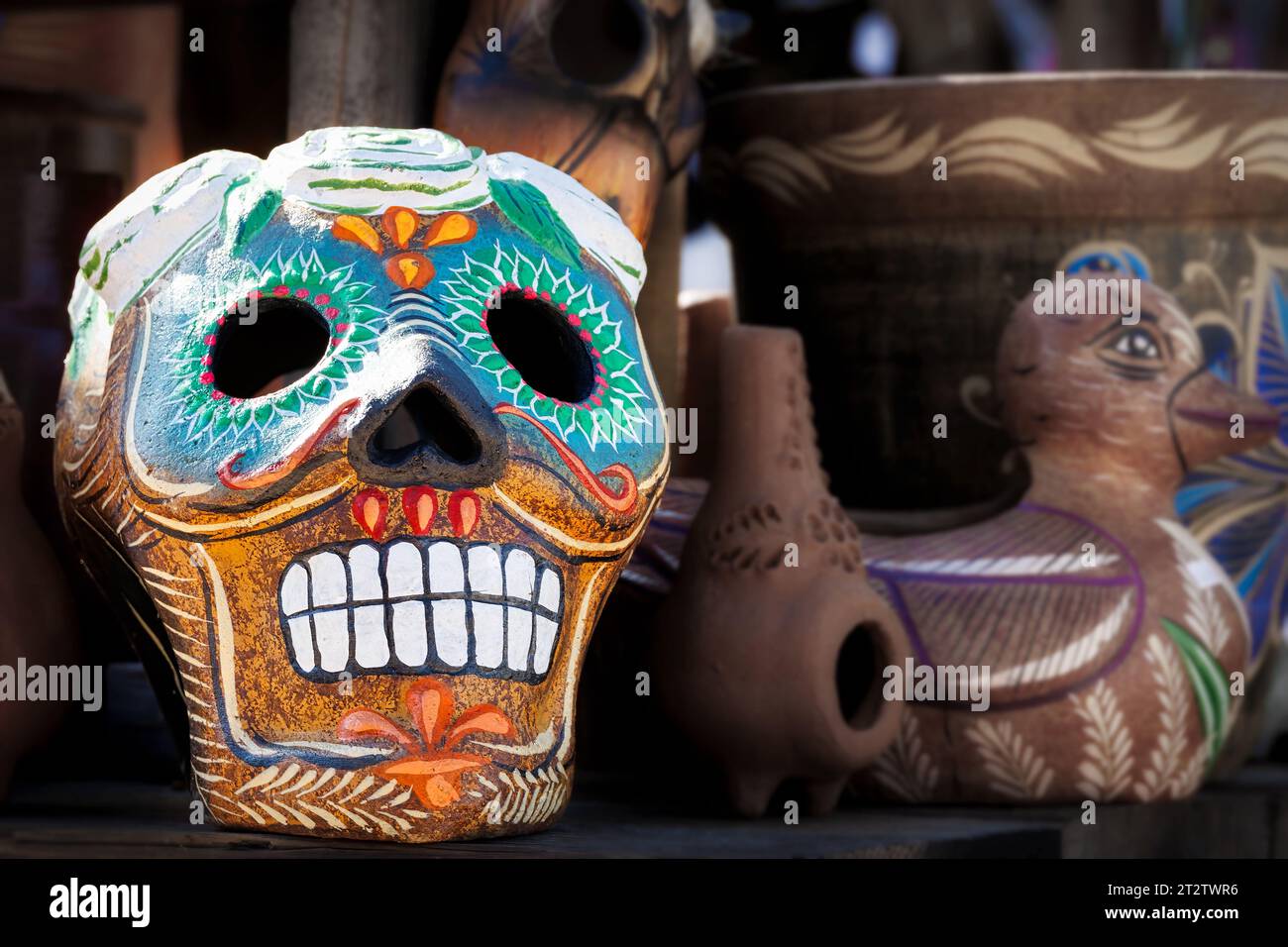 Un crâne coloré Day of the Dead se trouve dans la vieille ville de San Diego, en Californie. Banque D'Images